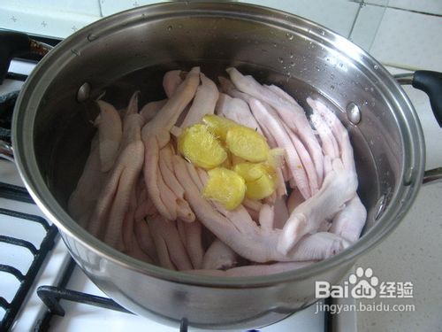 冬天里的干锅美食－－蒜苗鸭掌干锅