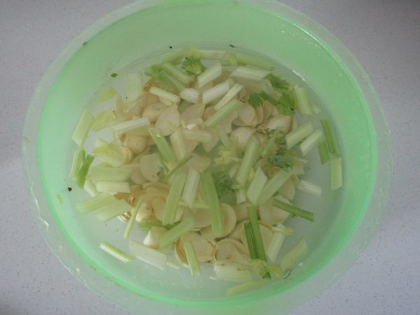 开洋腰果芹菜百合