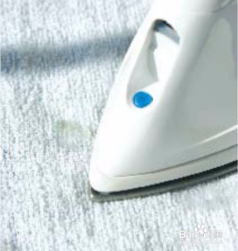 怎样使用一条毛巾清洁大衣