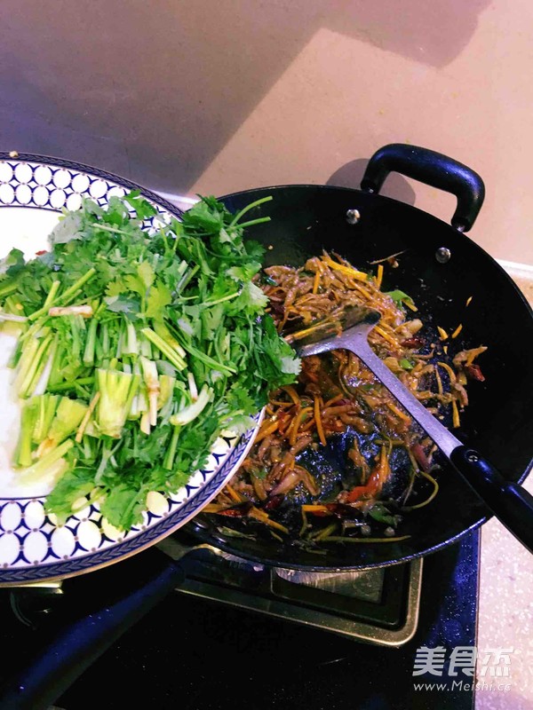 香菜爆肉丝的做法