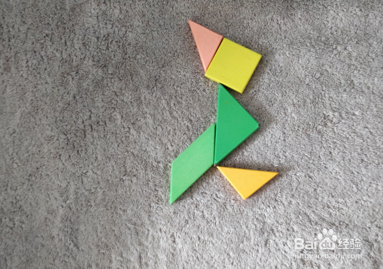 用七巧板怎样拼一个赶路的女士?