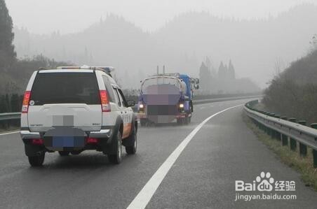 高速公路上怎样做到安全超车