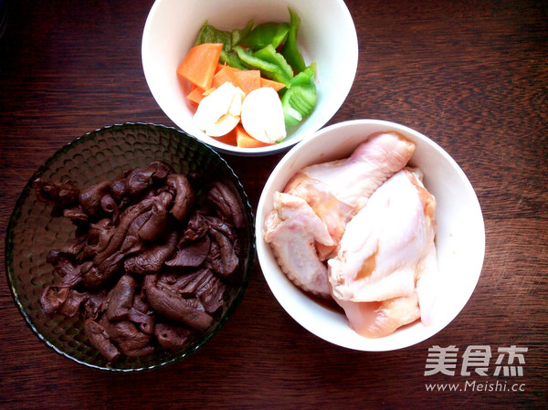 红蘑鸡翅的做法