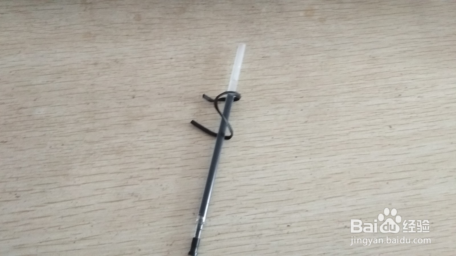 如何用数据线绑绳和中性笔芯做简易的手机支架