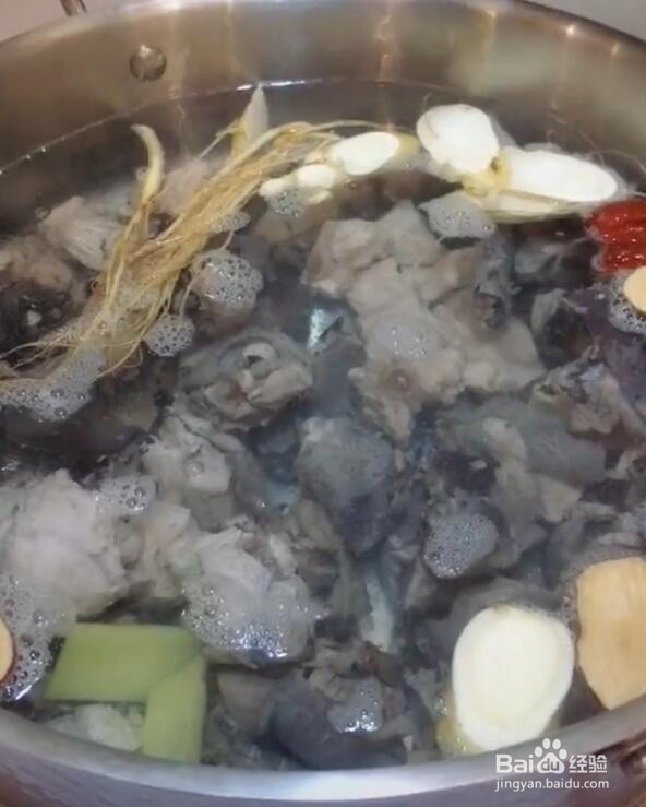 如何制作人参乌鸡汤？