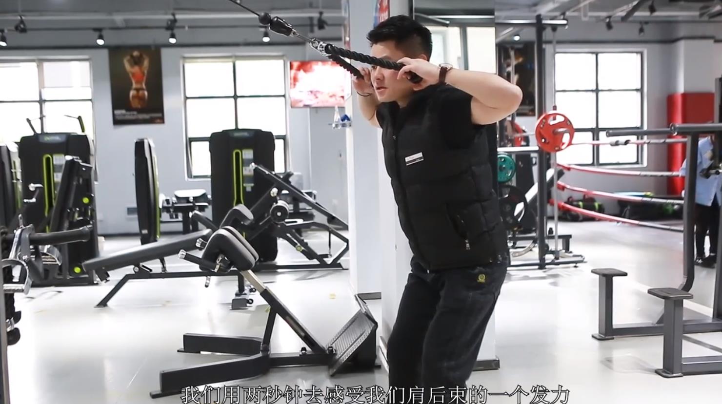 肩膀训练方法：龙门架怎么练肩膀