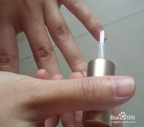 如何涂出漂亮的指甲