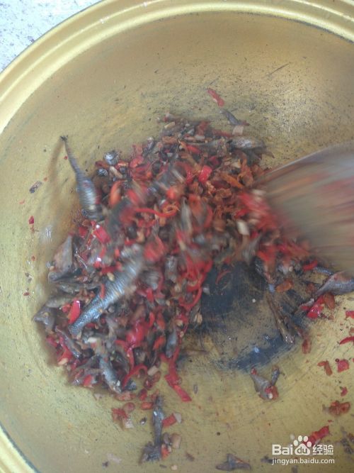 红椒萝卜干炒小干鱼的方法