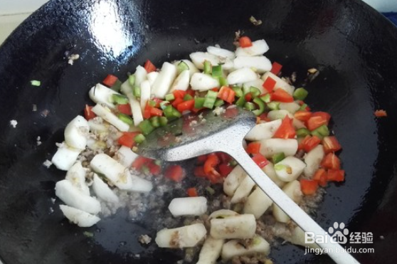 荸荠炒双椒肉末简单做法