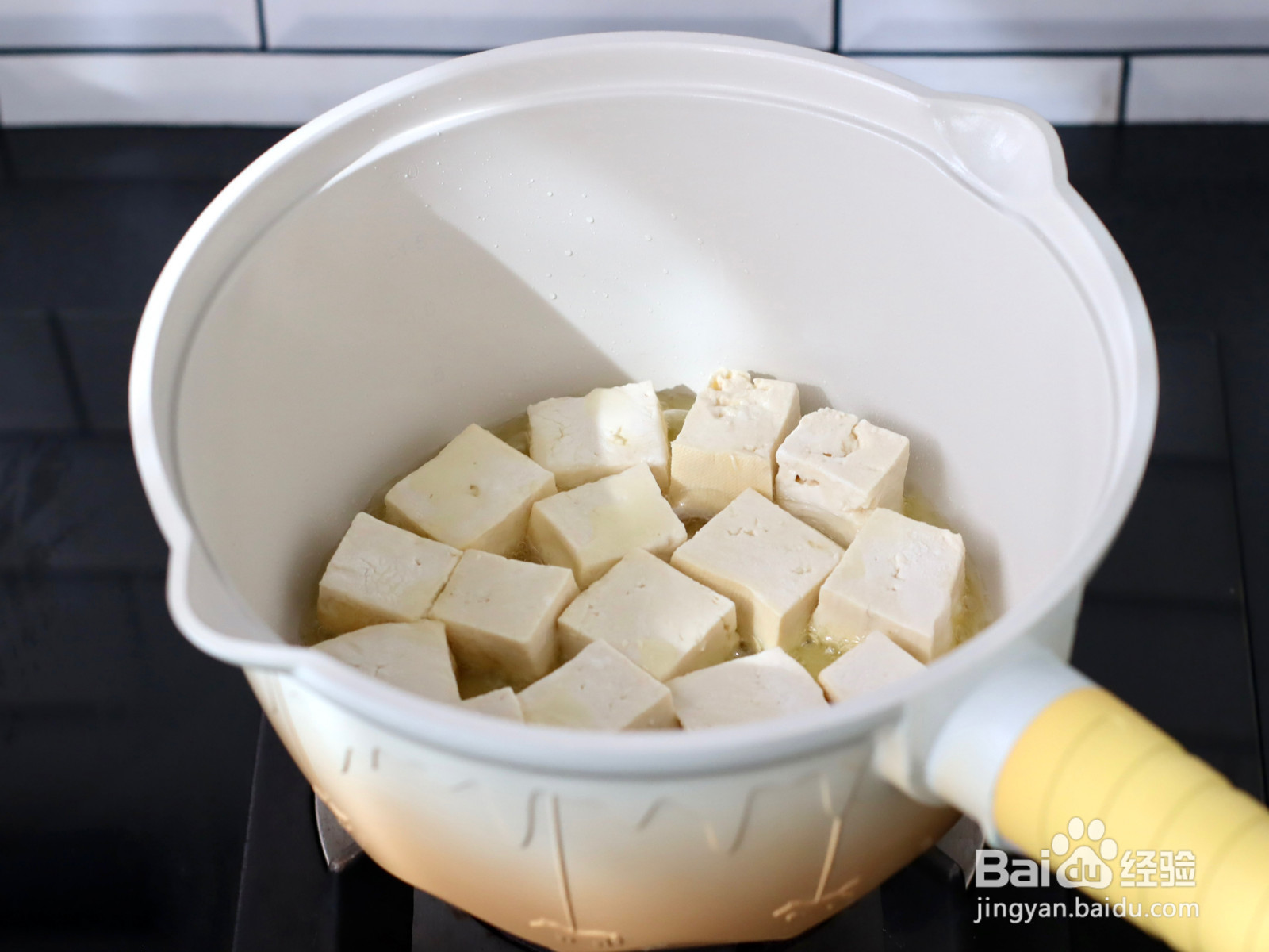 嫩滑鲜香的比目鱼豆腐煲的做法