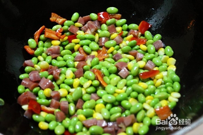 五彩缤纷的香肠炒青豆