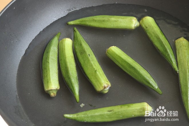 鸡胸肉炒秋葵的做法