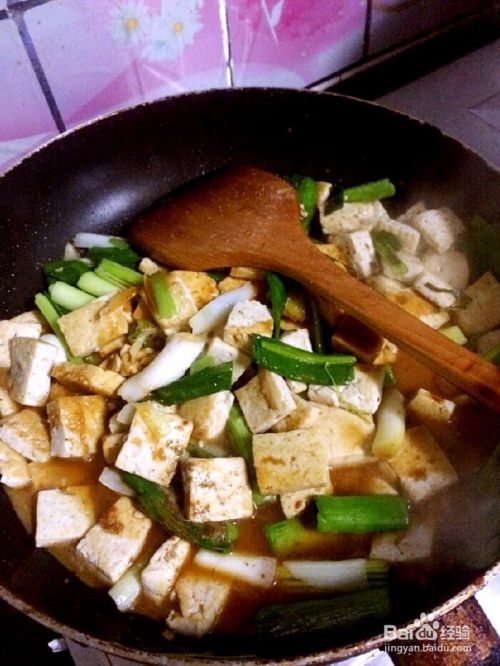 简单做好蒜苗豆腐