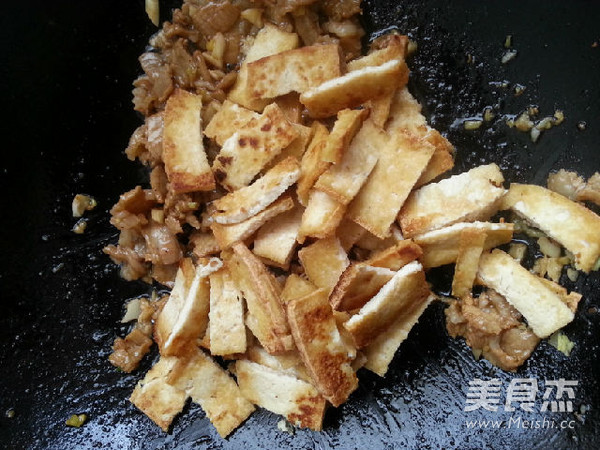 五花肉炒煎豆腐荷兰豆