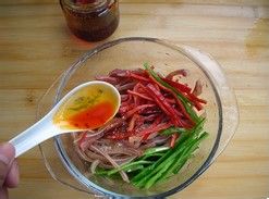 红油猪耳丝的做法