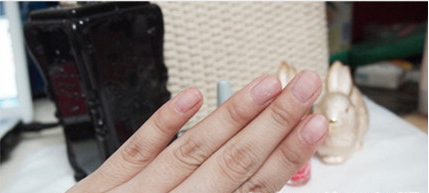 闪亮渐变红色美甲