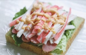 食补养生秋葵蟹柳香肠三明治的做法