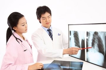 如何有效抑制脱发，保持头发光泽浓密？