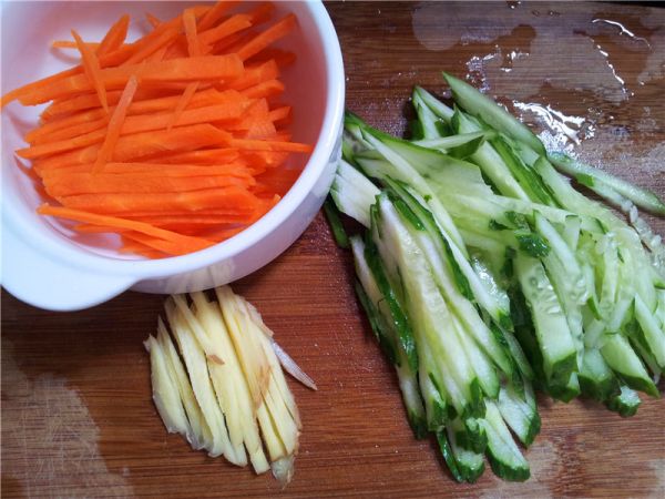 胡萝卜丝炒黄瓜