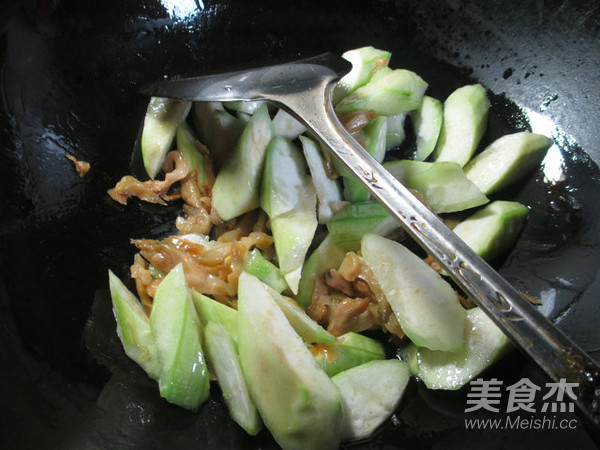 榨菜丝河虾丝瓜汤