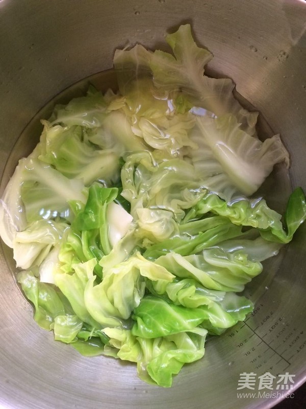 夏季清爽的凉拌包菜