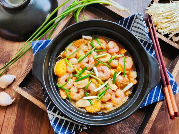 虾仁金针菇豆腐煲