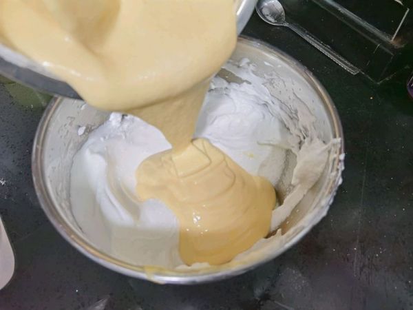 爱心白巧克力夹心慕斯蛋糕