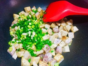 养生食补葱香芋头的做法