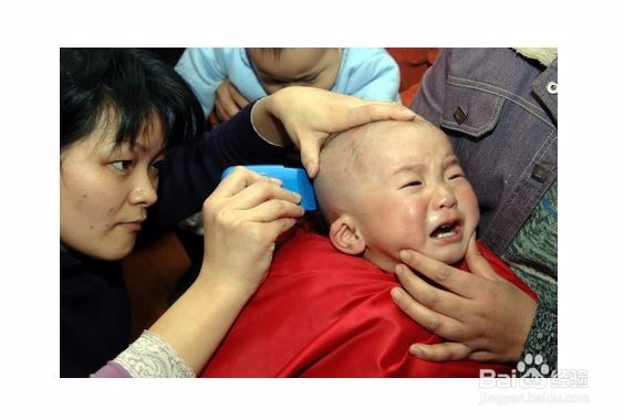 给婴儿理发的关键点