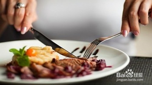 吃西餐饮酒应搭配食用什么食物最好?