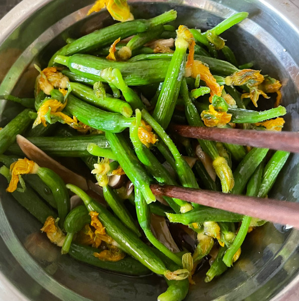 捞汁鸡枞菌拌黄瓜花