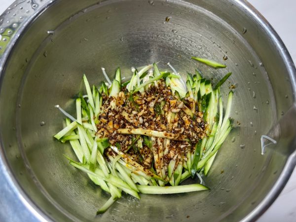 凉拌黄瓜金针菇