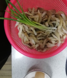 平菇炒鸡蛋的做法