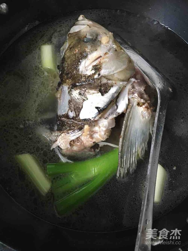 鱼头炖豆腐的做法