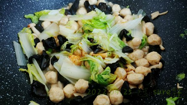 菌菇白菜焖鱼丸