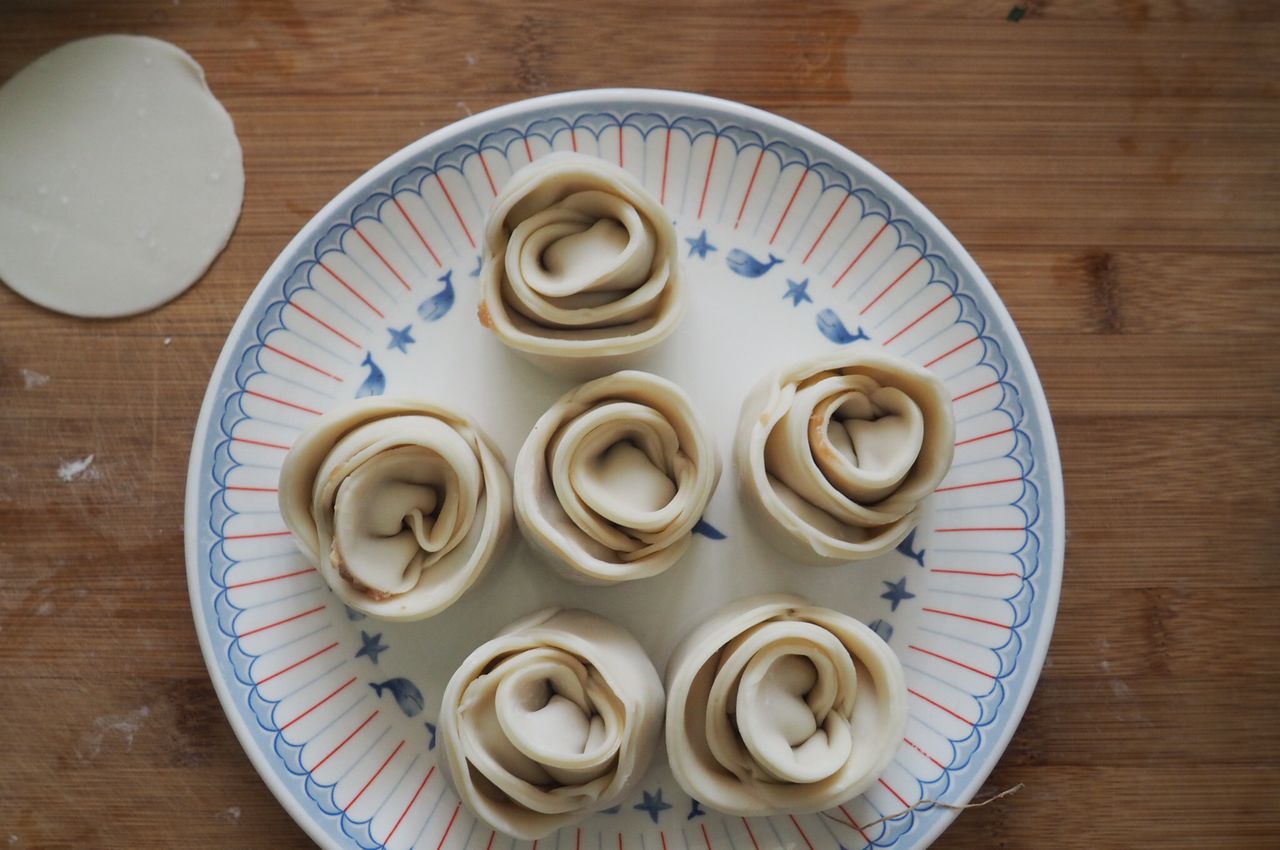 教你做香煎鲜花型猪肉香菇虾米饺子，美味极了
