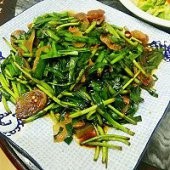 藜蒿炒腊肠的做法