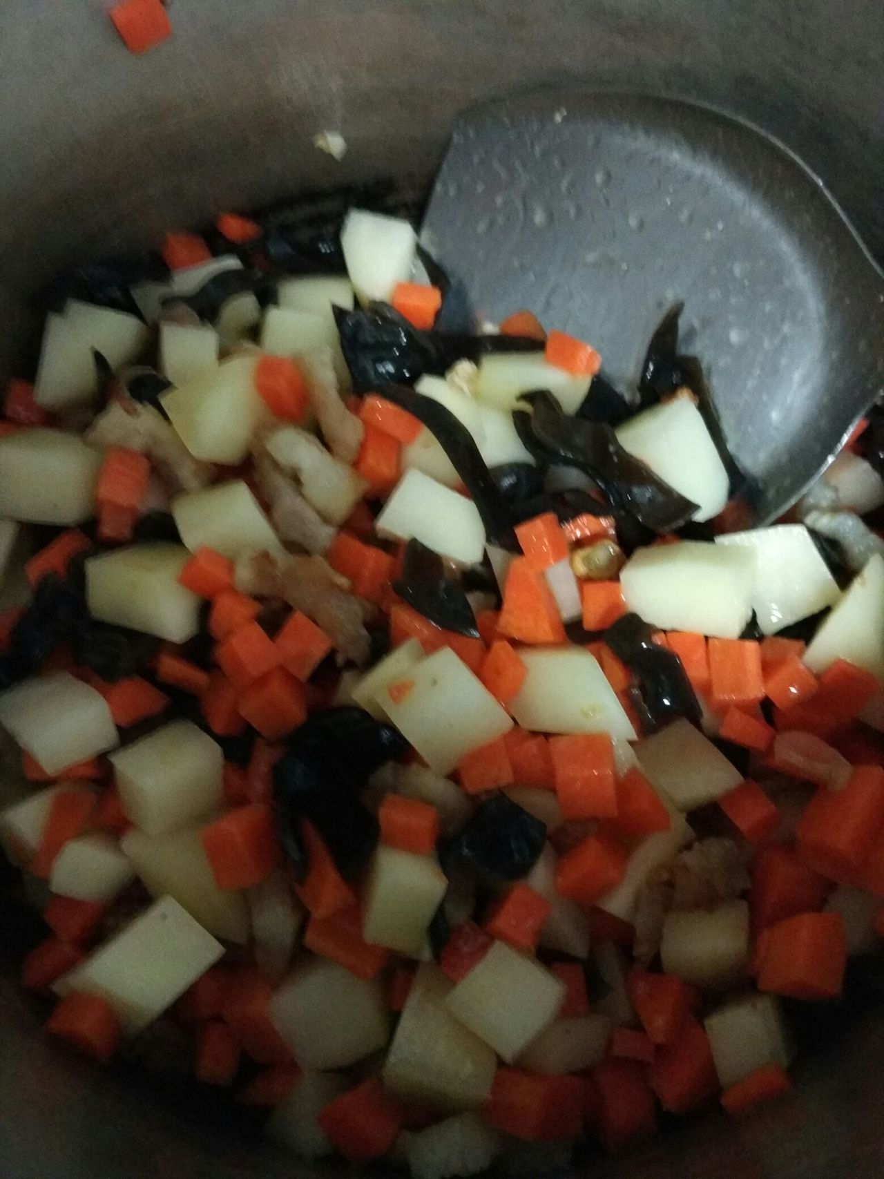 好吃的咖喱土豆焖饭的做法，咬下去满满的的都是幸福