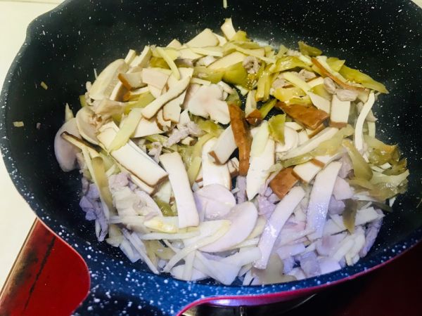 蘑菇冬笋榨菜肉丝炒豆干
