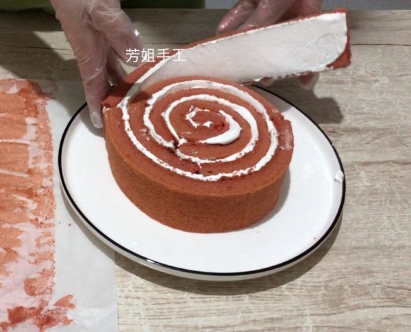 红丝绒草莓年轮蛋糕卷