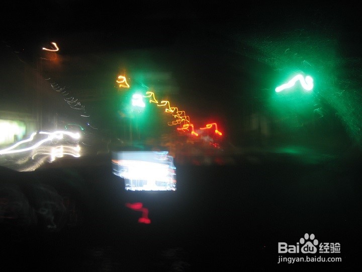 怎样在夜间拍有雨水路面信号灯倒影画面