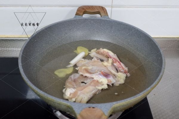 鸡汤青菜炖冻豆腐