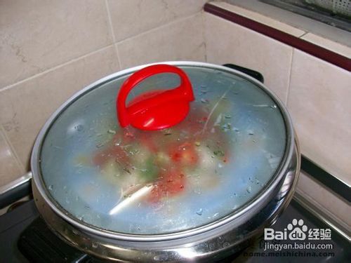 家常菜肴红椒蒸咸鸡