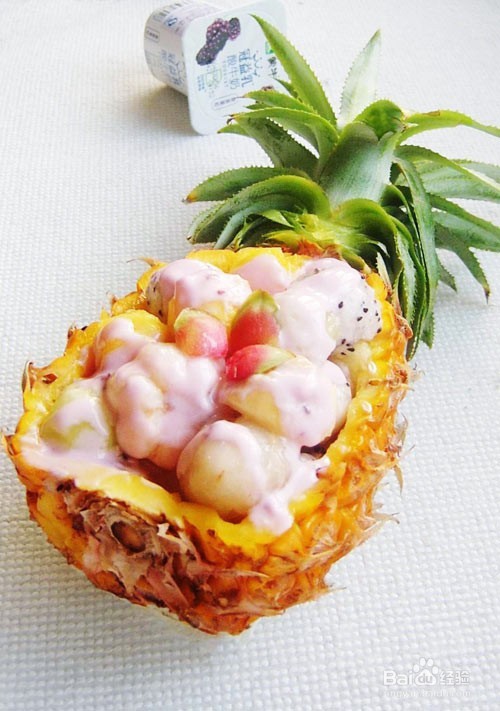 <b>一款好吃的菠萝船水果沙拉是这么做的</b>
