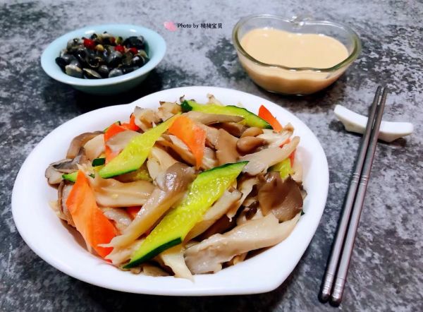 黄瓜胡萝卜炒平菇