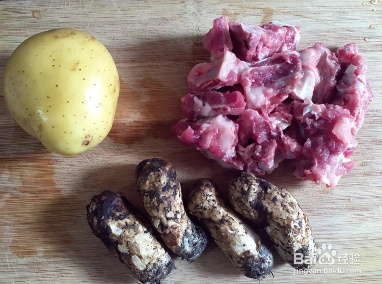 新鲜松茸排骨汤的做法