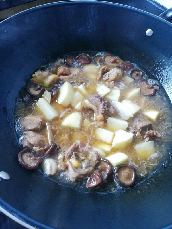 超级下饭土豆焖鸡肉