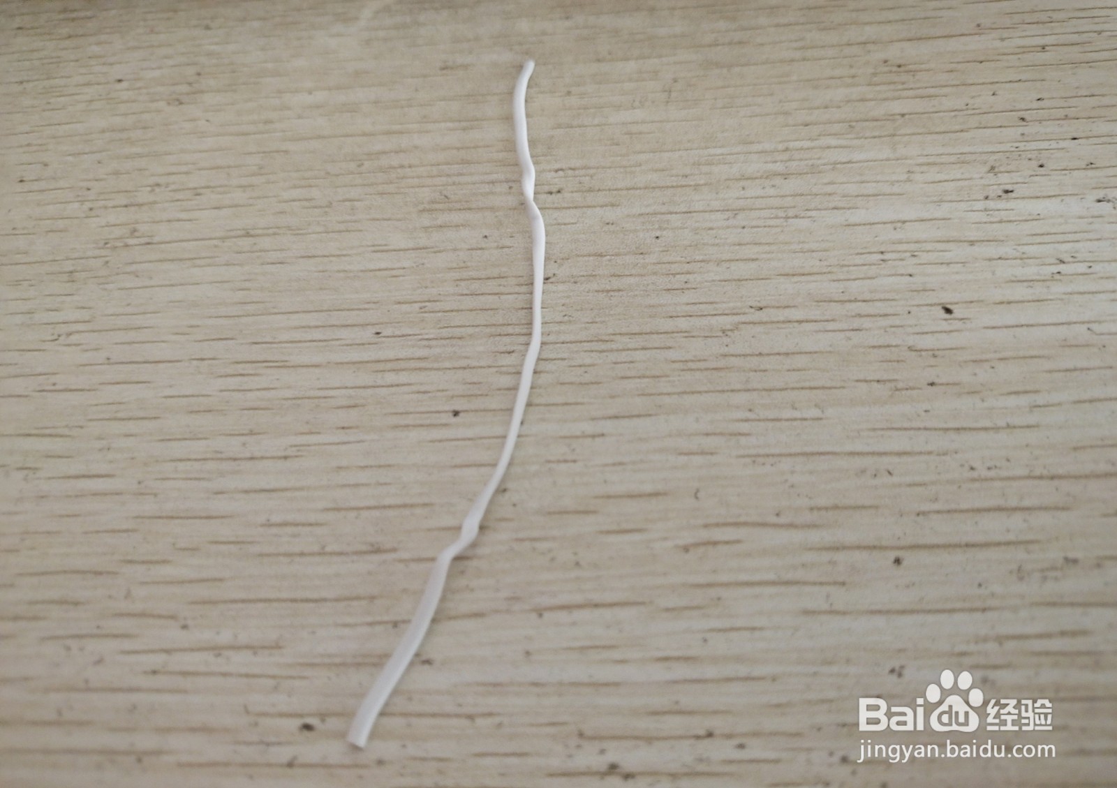 如何用一个数据线绑绳做个简易的手机的支架