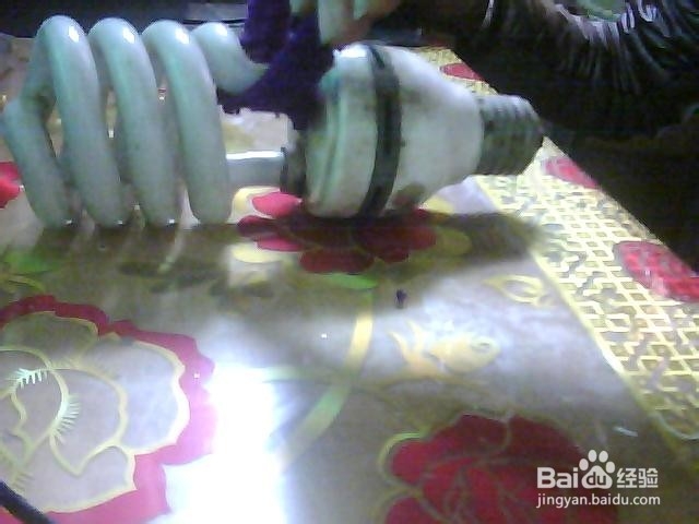 节能灯的巧妙清理