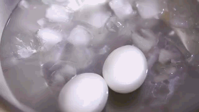 你知道怎么剥鸡蛋吗?